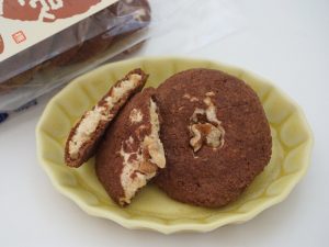 高峰堂 橅喰木(ブナクッキー) ホワイトチョコ風味中身
